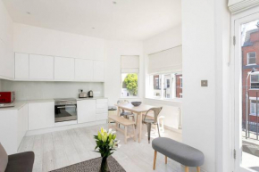 GuestReady - West Kensington Home w/Balcony